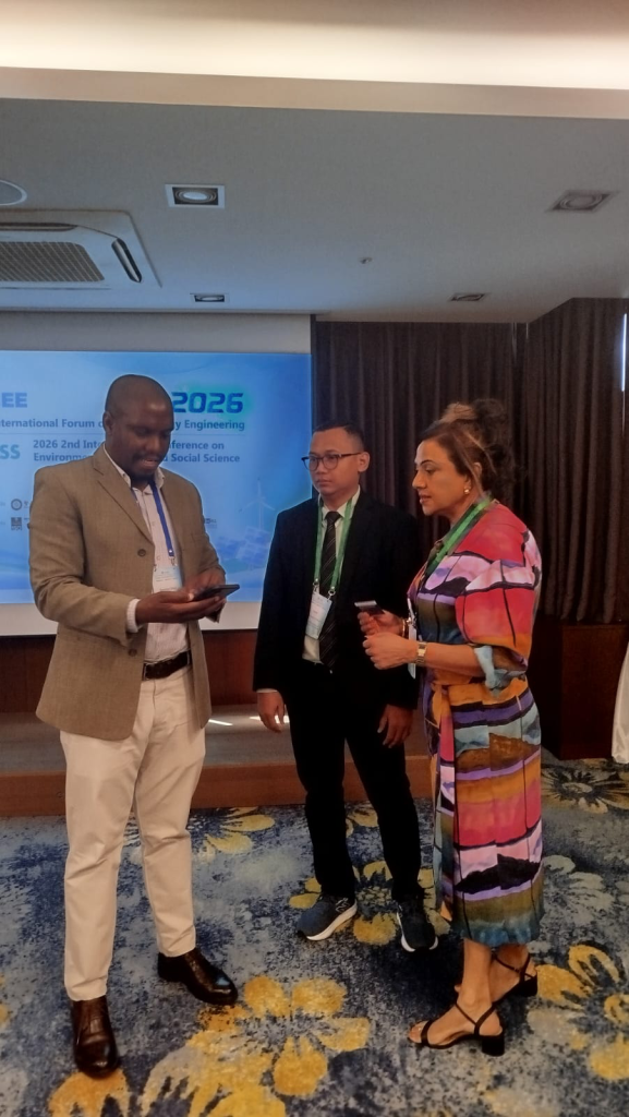 Delegasi UNESA berdiskusi dengan delegasi dari universitas lain